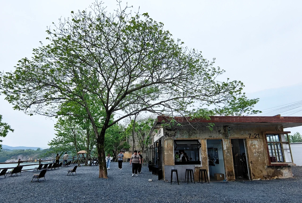 从废墟到网红：小场景如何靠"情绪价值"逆袭为超级IP——深蓝计划的爆红密码拆解